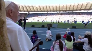 Pontífice participou de partida de futebol infantil para celebrar o Dia Mundial da Criança
