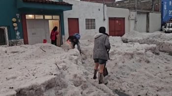 Tempestade surpreendeu moradores com granizo de mais de 1 metro de altura, danificando casas e bloqueando estradas