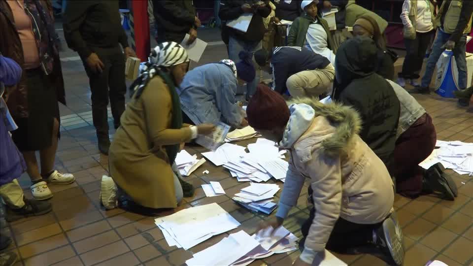 Urnas fecham e contagem começa enquanto a África do Sul encerra eleições cruciais