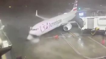 Aeronave vazia da American Airlines foi empurrada para fora da pista do aeroporto de Dallas Fort Worth durante tempestade 