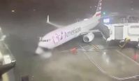 Avião é arrastado por fortes ventos no aeroporto do Texas; veja vídeo