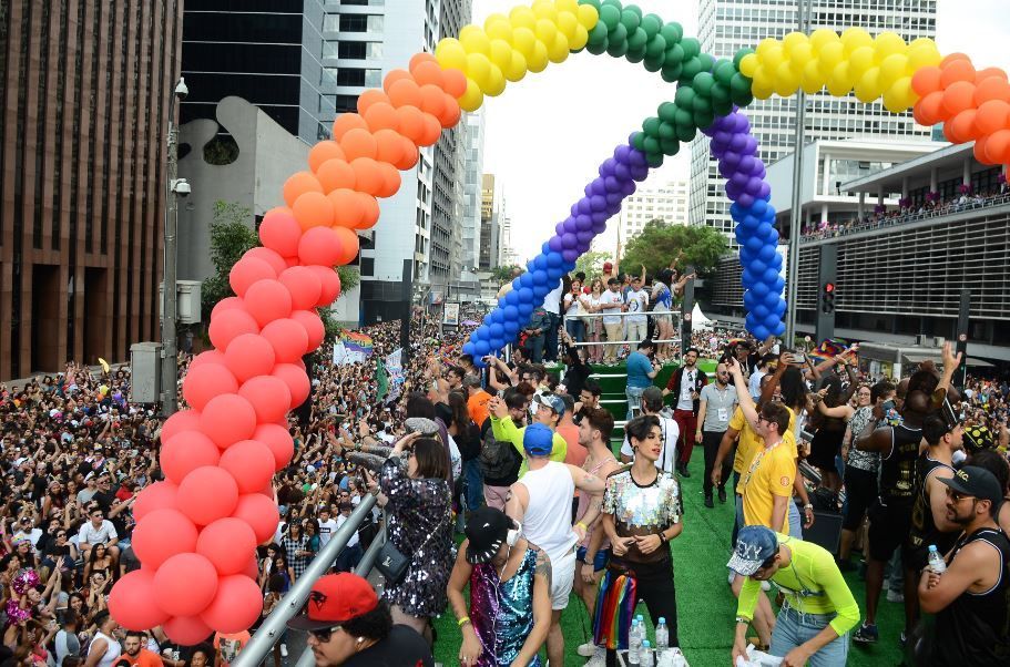 Parada Do Orgulho De Sp Começou Com Drag Queen Deitada Na Av Paulista