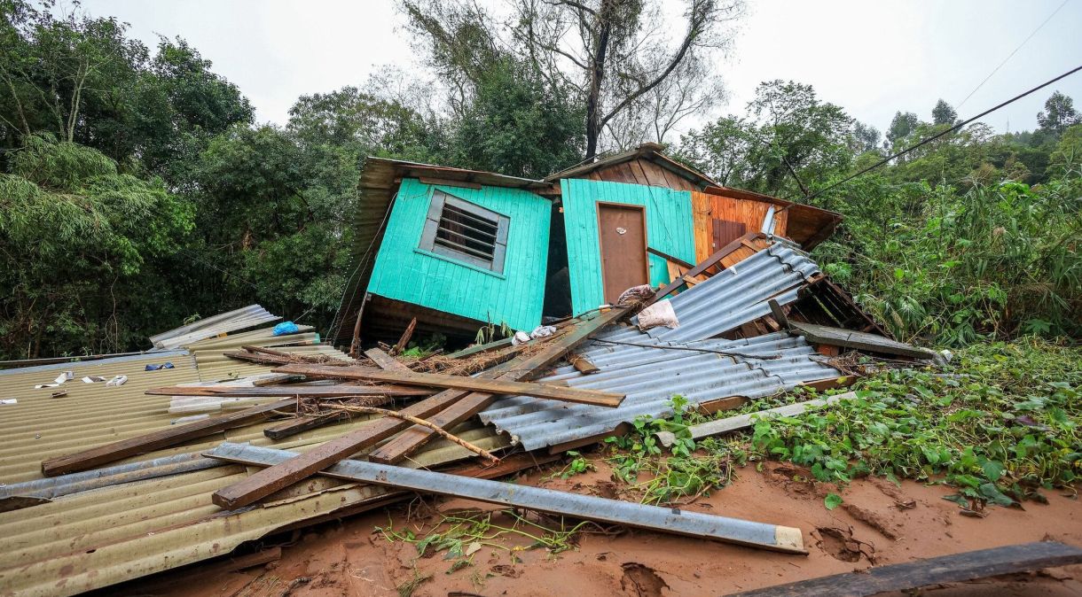 Casa destruída após tempestade em Sinimbu (RS), a cerca de 185 km de Porto Alegre