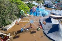 Enchente no RS: parque de diversões fica embaixo d'água em Canoas; veja como ficou