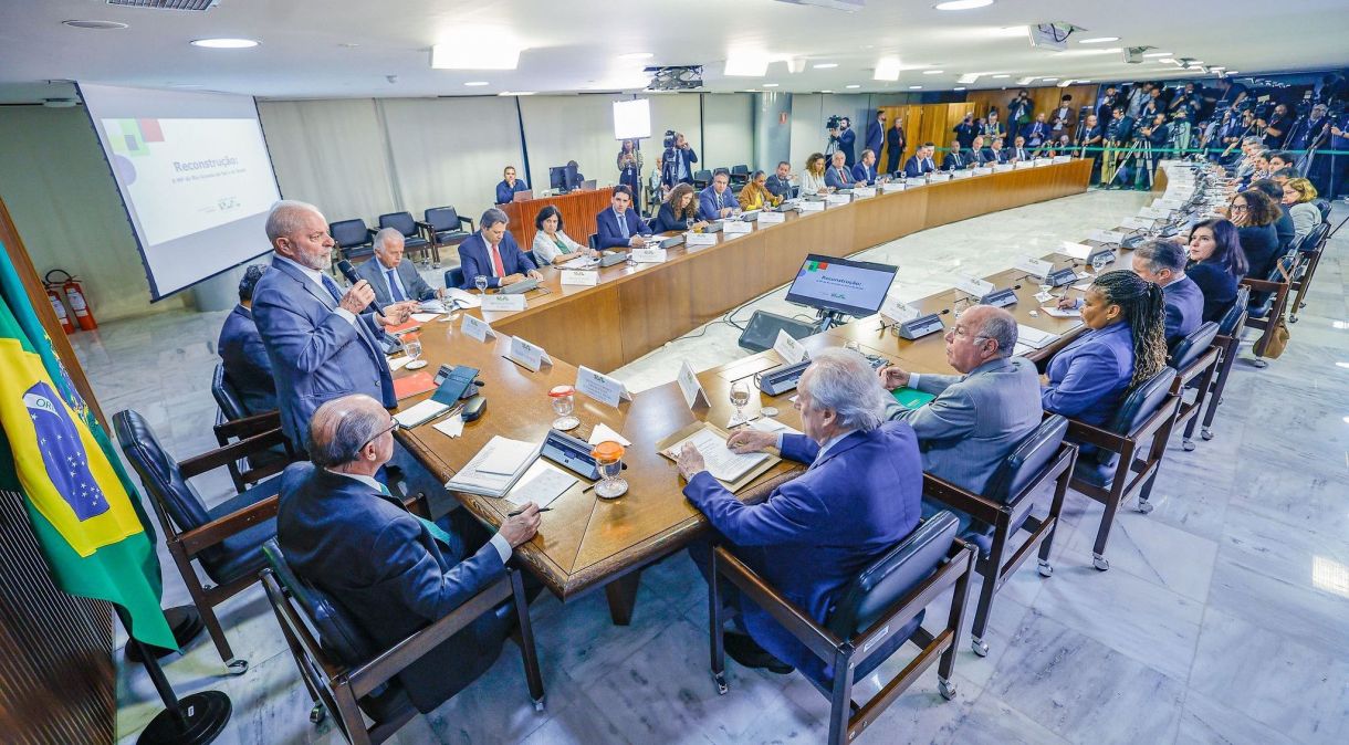 No encontro, Lula discutiu com os ministros sobre estradas, além dos sistemas de energia elétrica, de telecomunicações, de portos e aeroportos