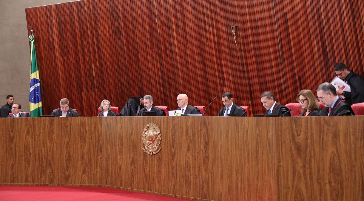 Ministros em sessão plenária no Tribunal Superior Eleitoral (TSE)
