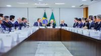 Após reunião no Planalto, Lula agradece donos de empresas por doação de duas toneladas de carne aos gaúchos