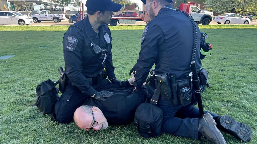 Professor associado de sociologia comunitária e ambiental Samer Alatout é visto sendo detido por policiais da Universidade de Wisconsin-Madison