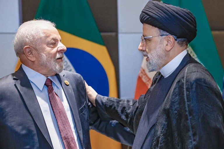 Lula durante reunião com presidente iraniano, Ebrahim Raisi, na África do Sul