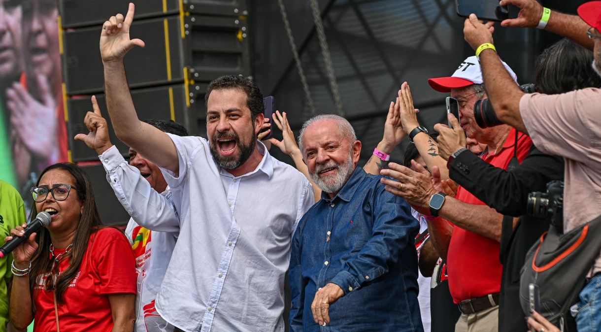 Lula e Boulos durante ato do Dia do Trabalhador na Neo Química Arena, estádio do Corinthians, em São Paulo