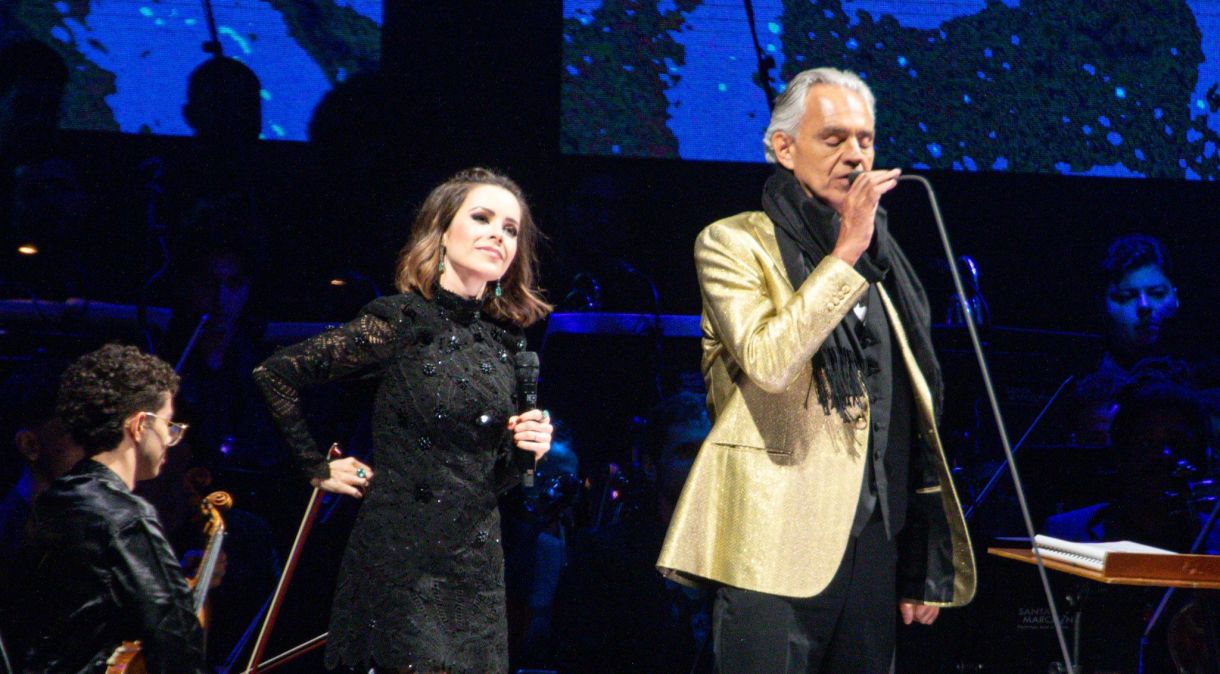 Sandy faz participação especial em show de Andrea Bocelli em São Paulo, na noite de sábado (25)