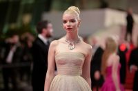 Em Cannes, Anya Taylor-Joy posa com colar usado por Florence Pugh