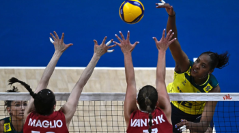 Seleção Brasileira teve dificuldades no começo da partida, mas fechou o placar por 3 sets a 1