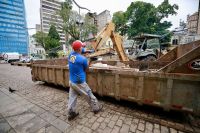 Limpeza de resíduos das enchentes é retomada em Porto Alegre