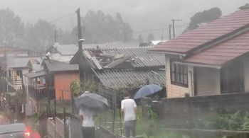 Fenômeno meteorológico provocou ventos de até 140 km/h na região da Serra Gaúcha, atingindo residências, uma escola e um posto de saúde.