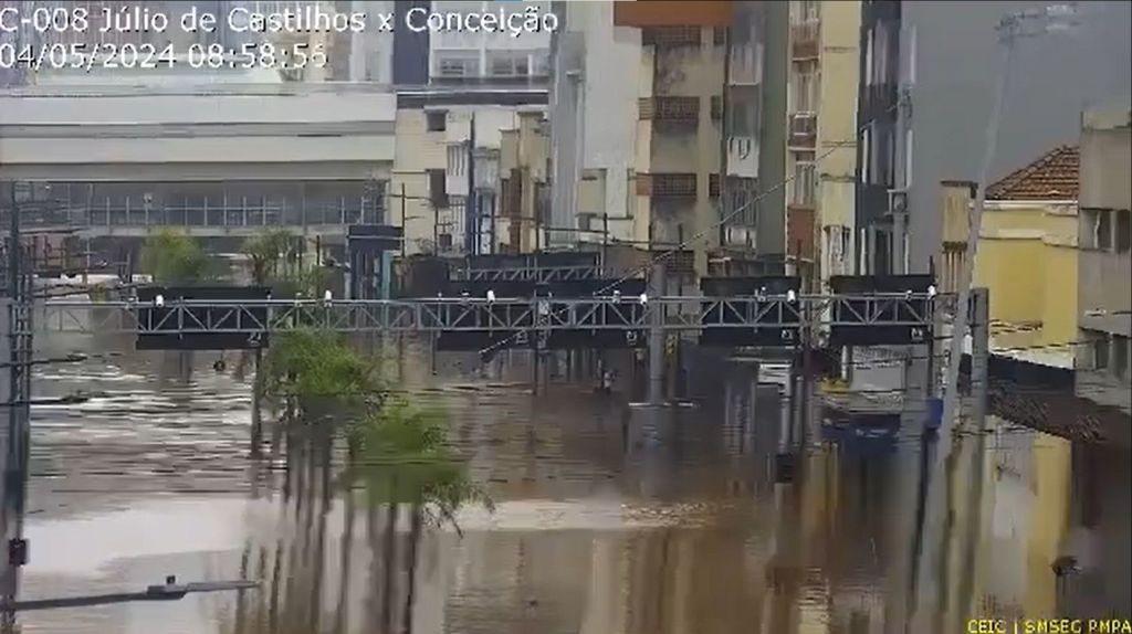 Região da rodoviária de Porto Alegre (RS) ficou tomada pela água