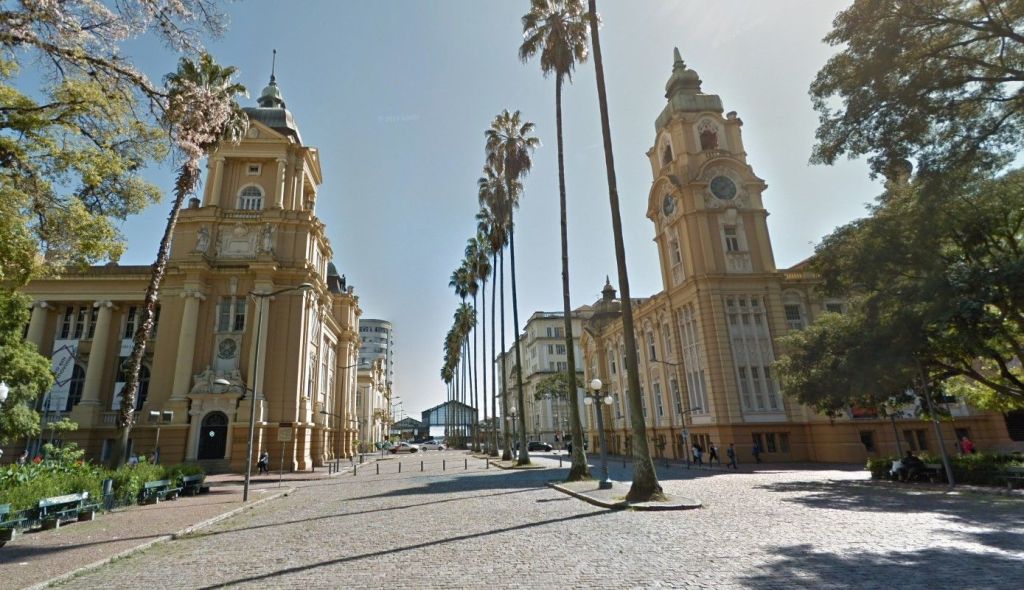 Praça da Alfândega, na região central de Porto Alegre (RS)