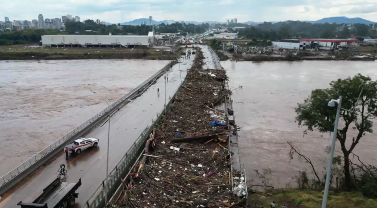 Ponte que liga os municípios de Lajeado e Estrela, no Rio Grande do Sul, foi danificada por causa das chuvas