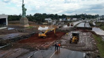 Enchentes afetaram o funcionamento de boa parte da infraestrutura do RS, com queda de pontes, interdição de estradas e fechamento do aeroporto de Porto Alegre