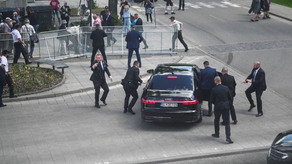 Robert Fico, primeiro-ministro da Eslováquia, sofre ataque a tiros