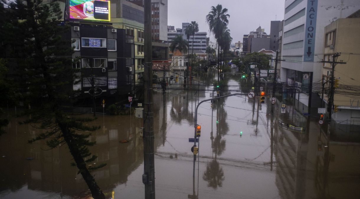 Rua alagada em Porto Alegre; capital gaúcha voltou a sofrer com fortes chuvas