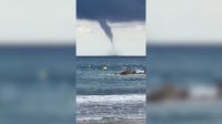 Vídeo flagra tromba d’água incomum na costa da Catalunha, na Espanha