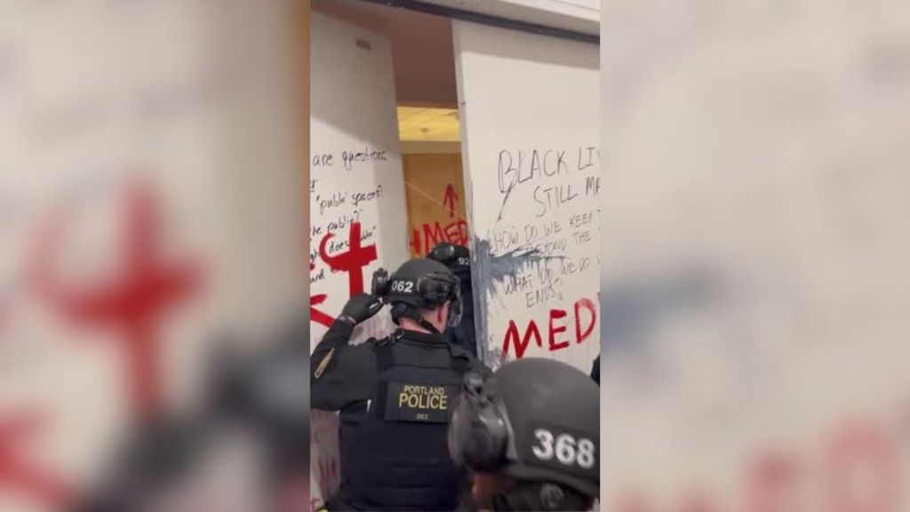 Polícia de Portland entra em biblioteca de universidade estadual, onde estavam manifestantes pró-Palestina