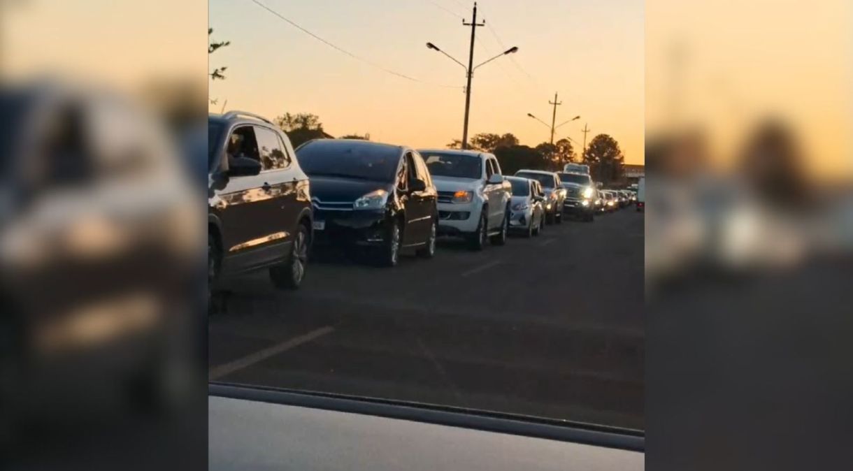 Fila de carros é formada para entrega de donativos na base aérea de Brasília (DF)