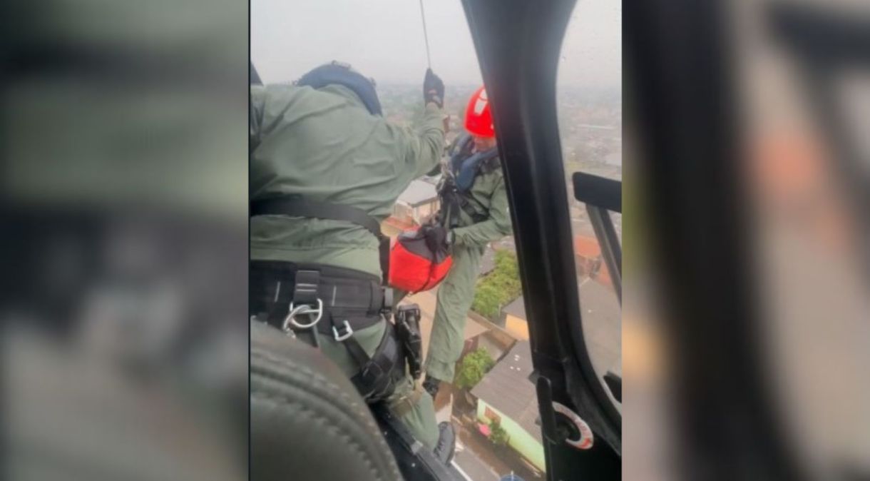 Helicóptero da PM de São Paulo resgata idosos em Canoas (RS)