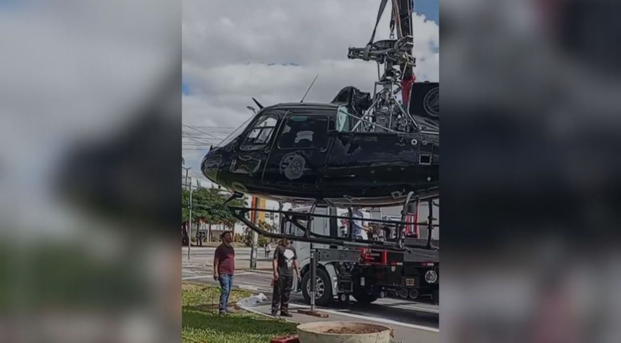 Helicóptero precisa ser retirado por um caminhão após hélice bater em placa durante pouso