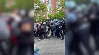 Testemunhas capturaram momento que policiais tentam retirar alunos pró-palestinos do campus da Universidade DePaul em Chicago