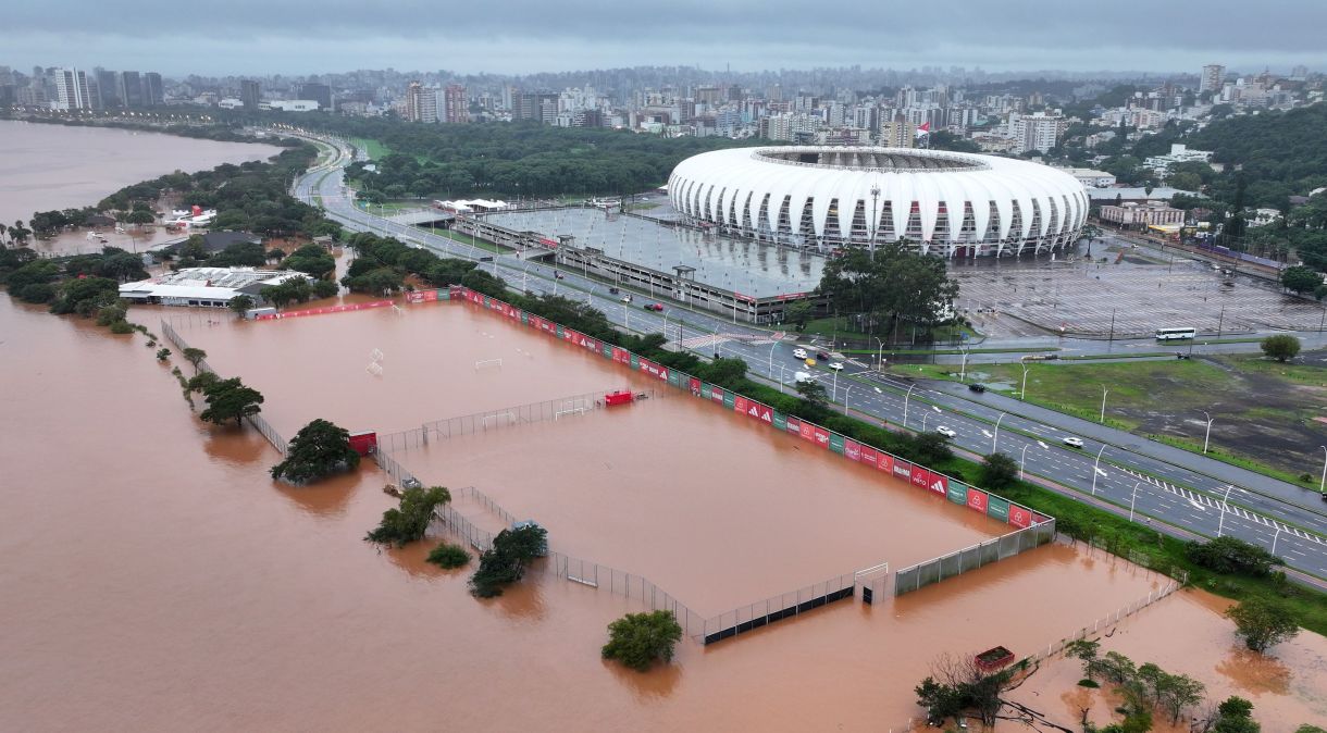 Vista aérea da enchente que atinge a cidade de Porto Alegre (RS); ao fundo, o estádio Beira-Rio