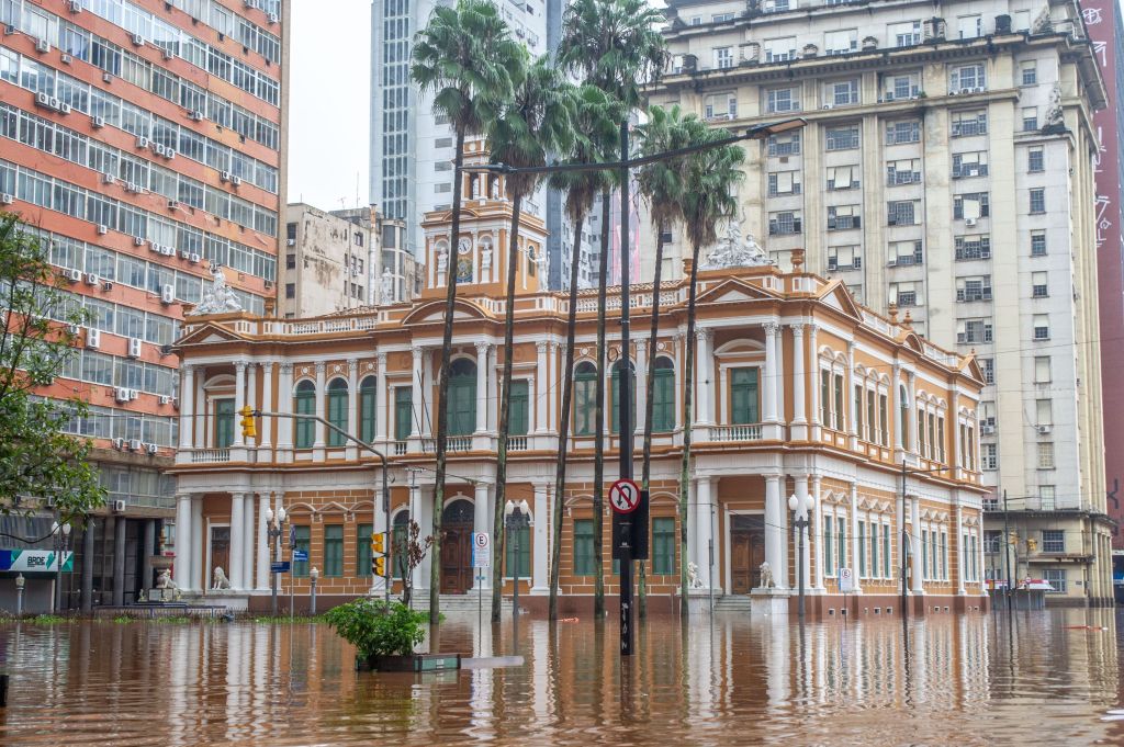 Prédio do Paço Municipal de Porto Alegre tomado pela enchente