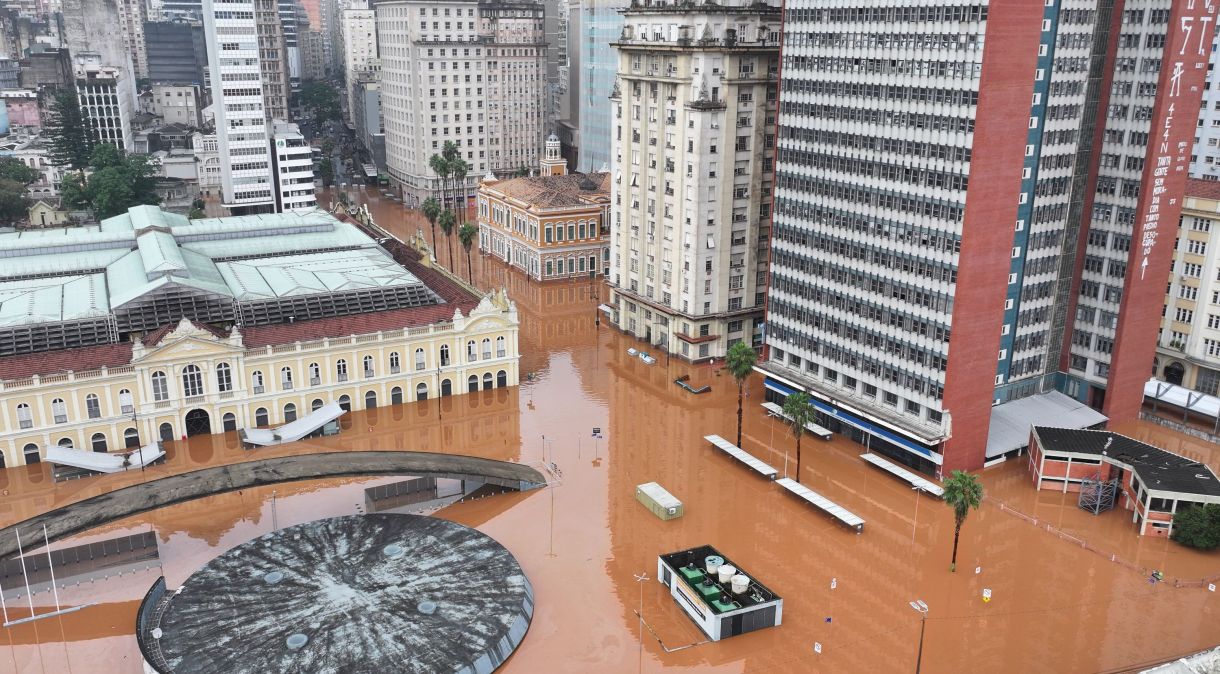 Vista das ruas do centro da cidade de Porto Alegre (RS), onde equipes trabalham no resgate de pessoas que ficaram ilhadas após o Rio Guaíba registrar cheia histórica