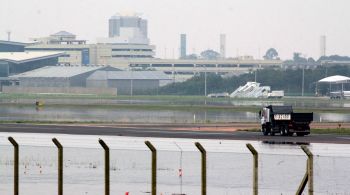 Aeroporto Salgado Filho, na capital gaúcha, está com as operações suspensas por tempo indeterminado por conta das chuvas