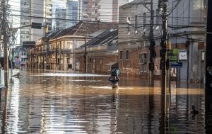 Agência da ONU para refugiados anuncia ajuda aos afetados pelas chuvas no RS