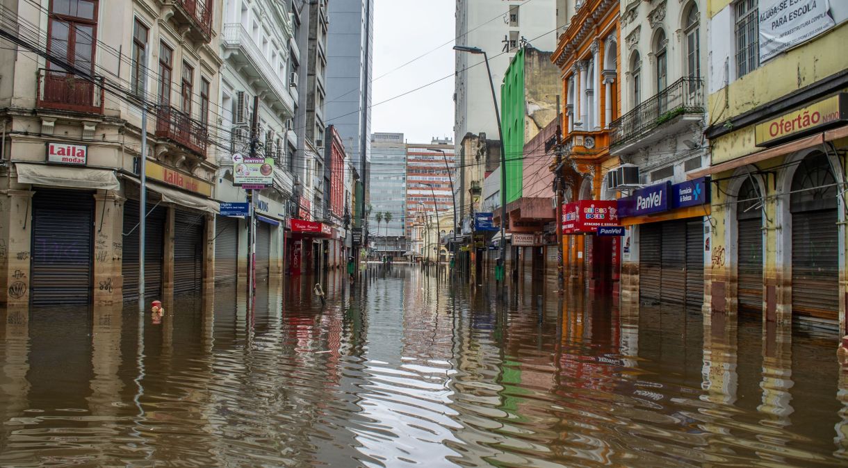 Nível da água caiu, mas via na região central de Porto Alegre (RS) segue alagada
