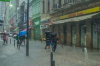 Frente fria no Sudeste deve provocar chuvas no Centro do país neste sábado (28)