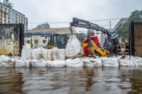 Prefeitura de Porto Alegre utiliza sacos de areia para conter água do Guaíba