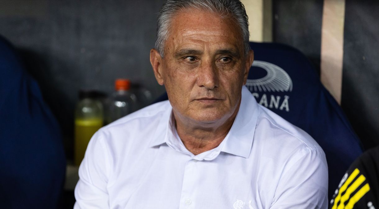 RJ - FLAMENGO/AMAZONAS - ESPORTES - RIO DE JANEIRO, BRASIL - 01 DE ABRIL: TITE, técnico do Flamengo, observa durante a partida entre Flamengo e Amazonas FC pela Copa do Brasil 2024 no Estádio do Maracanã em 01 de maio de 2024 no Rio de Janeiro, Brasil. 01/05/2024 - Foto: RUANO CARNEIRO/FOTOARENA/FOTOARENA/ESTADÃO CONTEÚDO