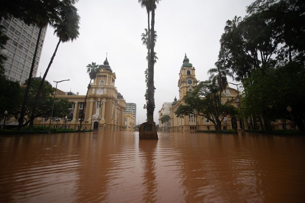 Destruição provocada pela enchente na Praça da Alfândega, em Porto Alegre (RS)