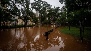 Rio está em 4,95 metros, ainda muito acima da cota de inundação, mas com registro de queda