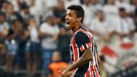 Luiz Gustavo volta ao São Paulo após lesão e fala em "paciência" para ganhar espaço