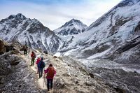 Alpinista morre e guia desaparece durante escalada ao Everest