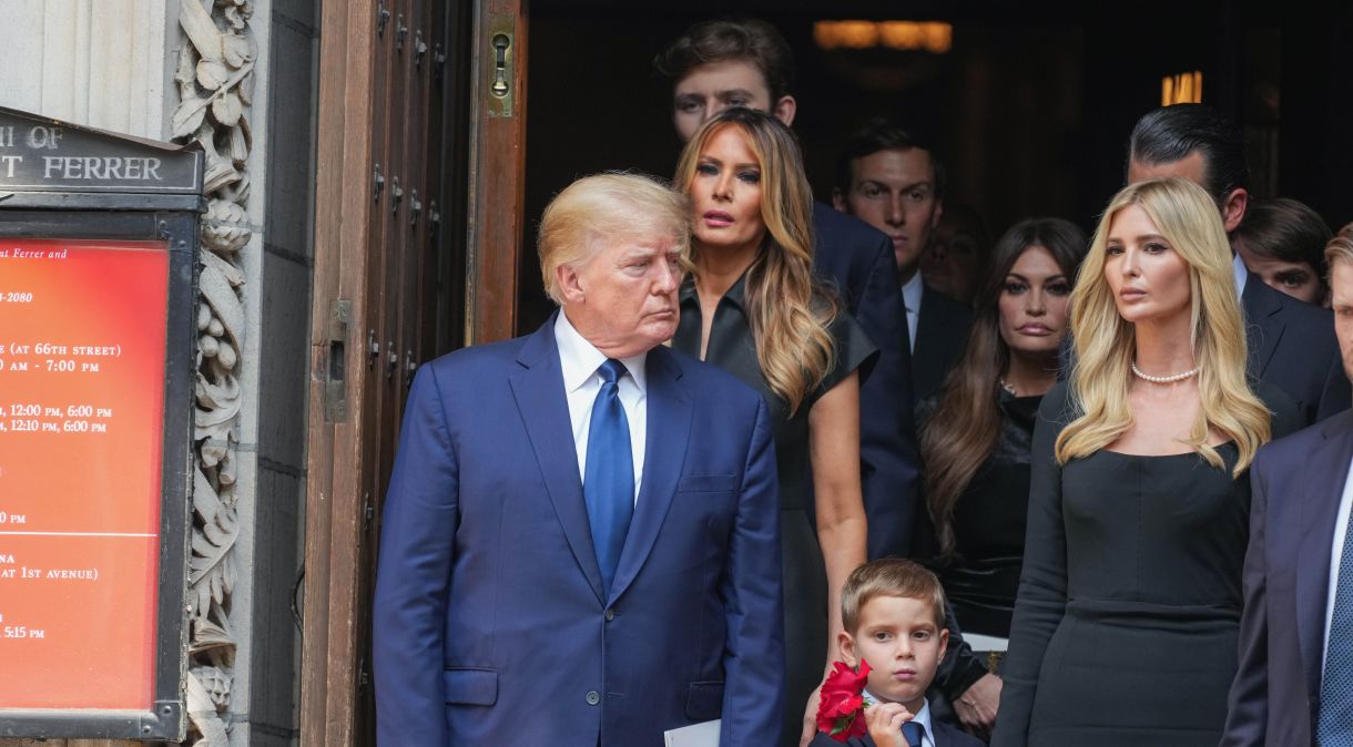 Donald Trump, Melania Trump e Ivanka Trump durante funeral de Ivana Trump, em 20 de julho de 2022, em Nova York.