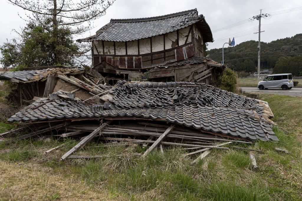Casa de madeira parcialmente desabada é vista abandonada em 05 de abril de 2023 em Tambasasayama, Japão.