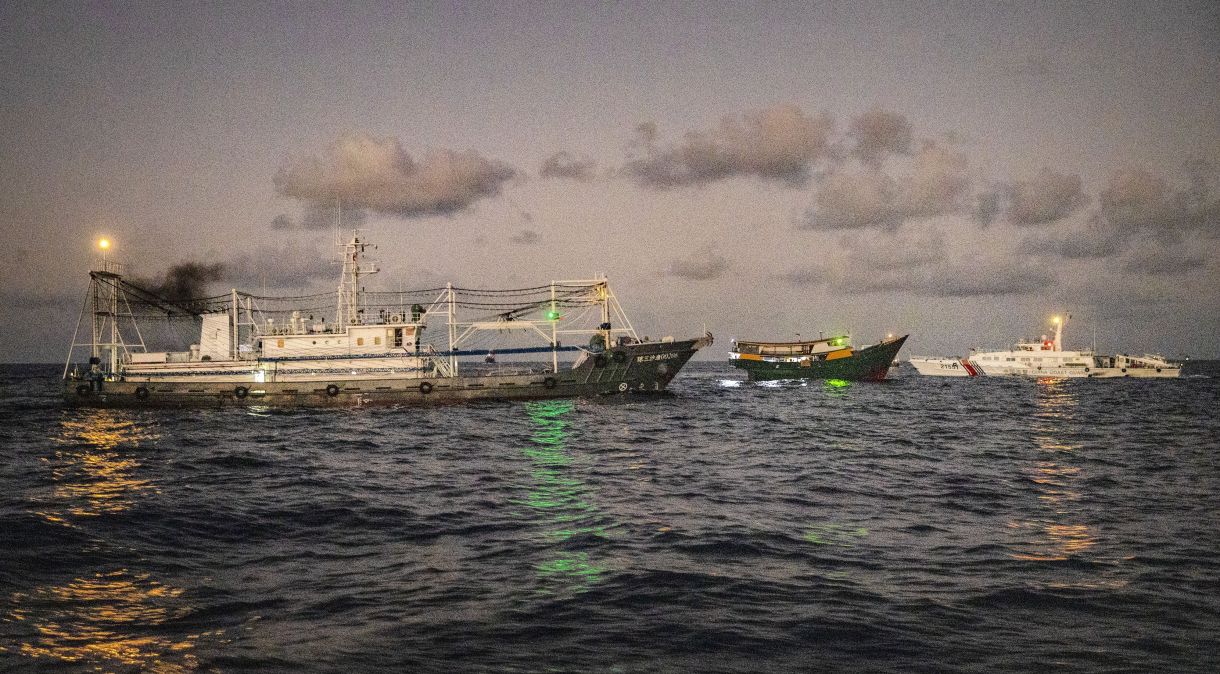 O "Unaizah May 4", um navio fretado pela Marinha das Filipinas, conduzindo uma missão de reabastecimento de rotina para tropas estacionadas em Second Thomas Shoal, sendo bloqueado por um navio da Guarda Costeira da China, em 5 de março de 2024, no Mar do Sul da China.