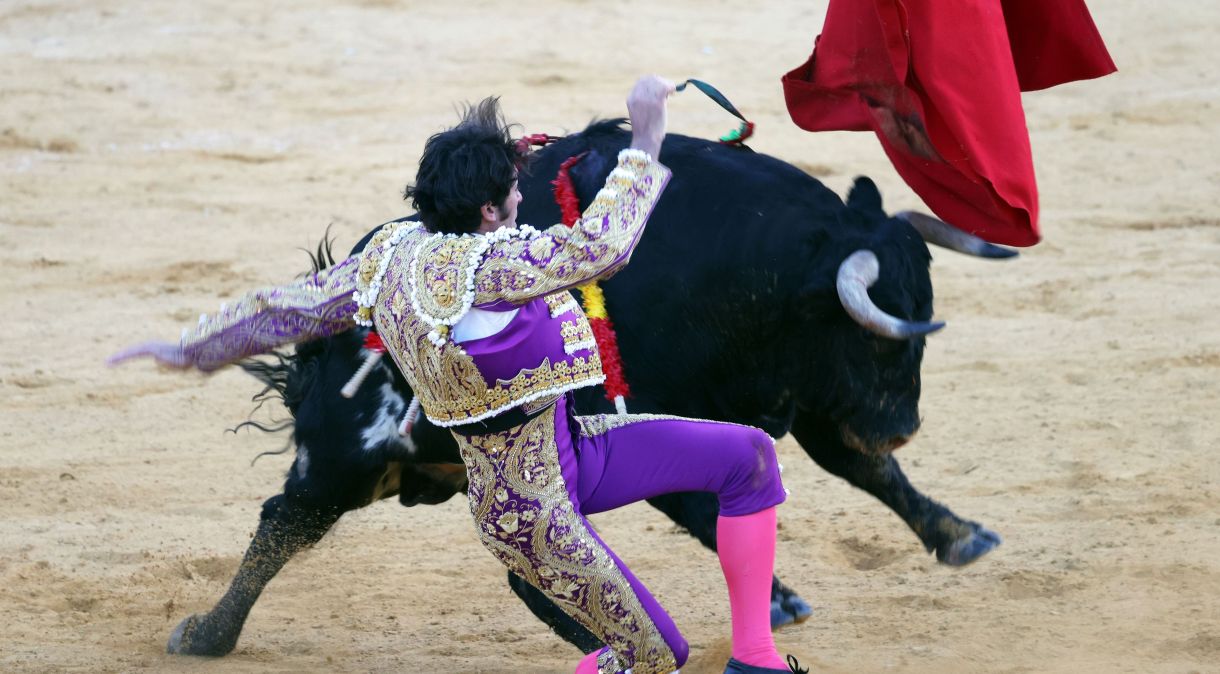 Cayetano Rivera sofre um golpe durante apresentação tauromáquica em tourada das festividades Dos de Mayo, em 28 de abril de 2024, em Mostoles, Madri, Espanha.