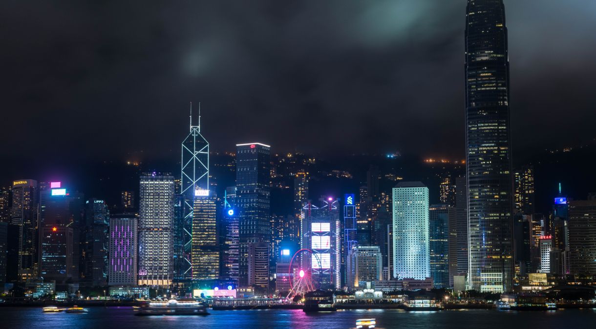 Visão panorâmica região central de Hong Kong, vista de Tsim Sha Tsui, em Hong Kong, 28 de abril de 2024.