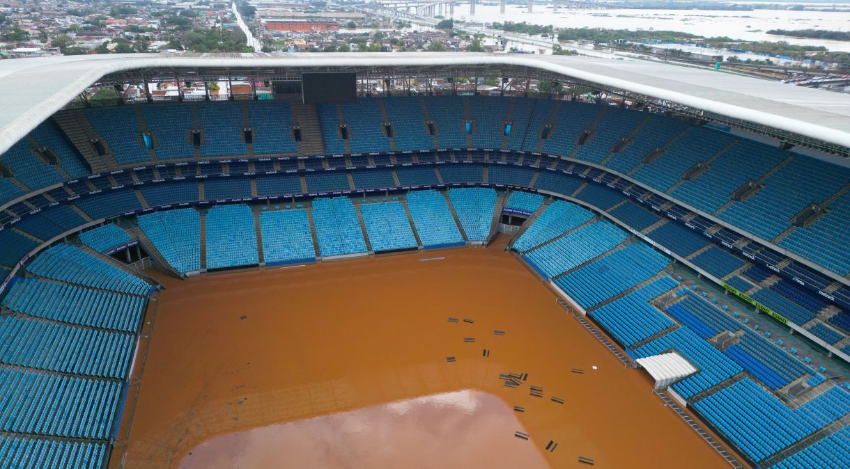 Gramado da Arena do Grêmio alagado pelas chuvas no Rio Grande do Sul